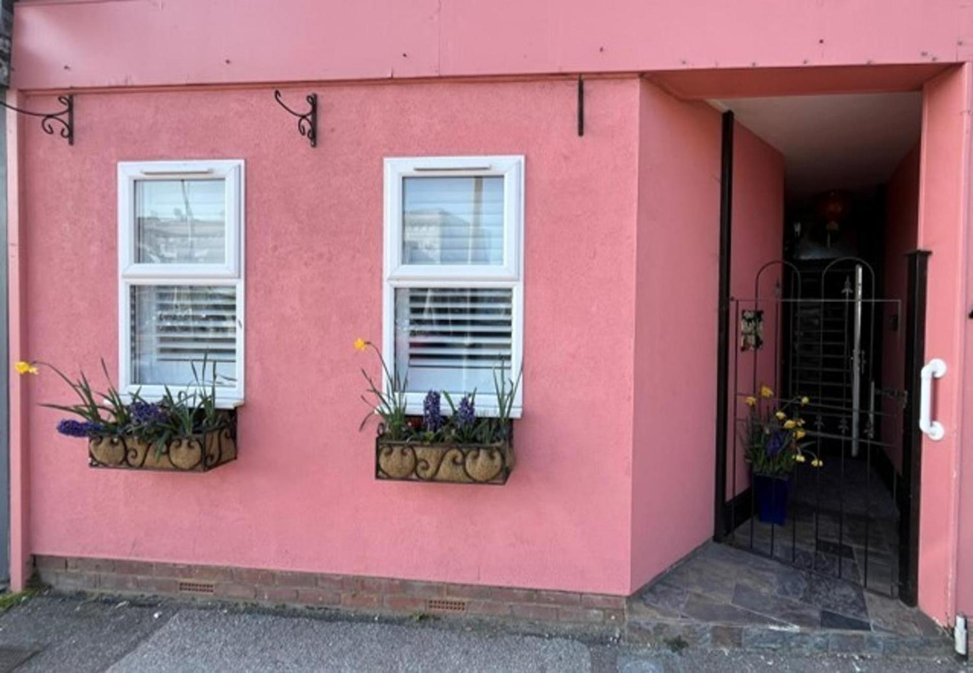 & Dreamland Nearby -pet Friendly & Garden