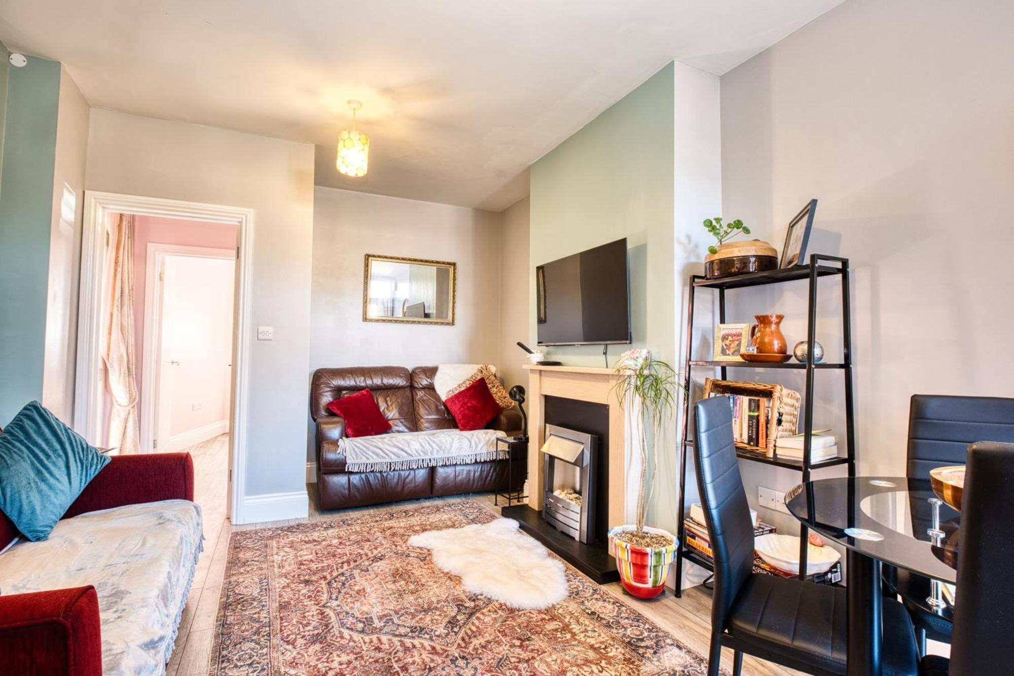 & Dreamland Nearby -pet Friendly & Garden Apartment