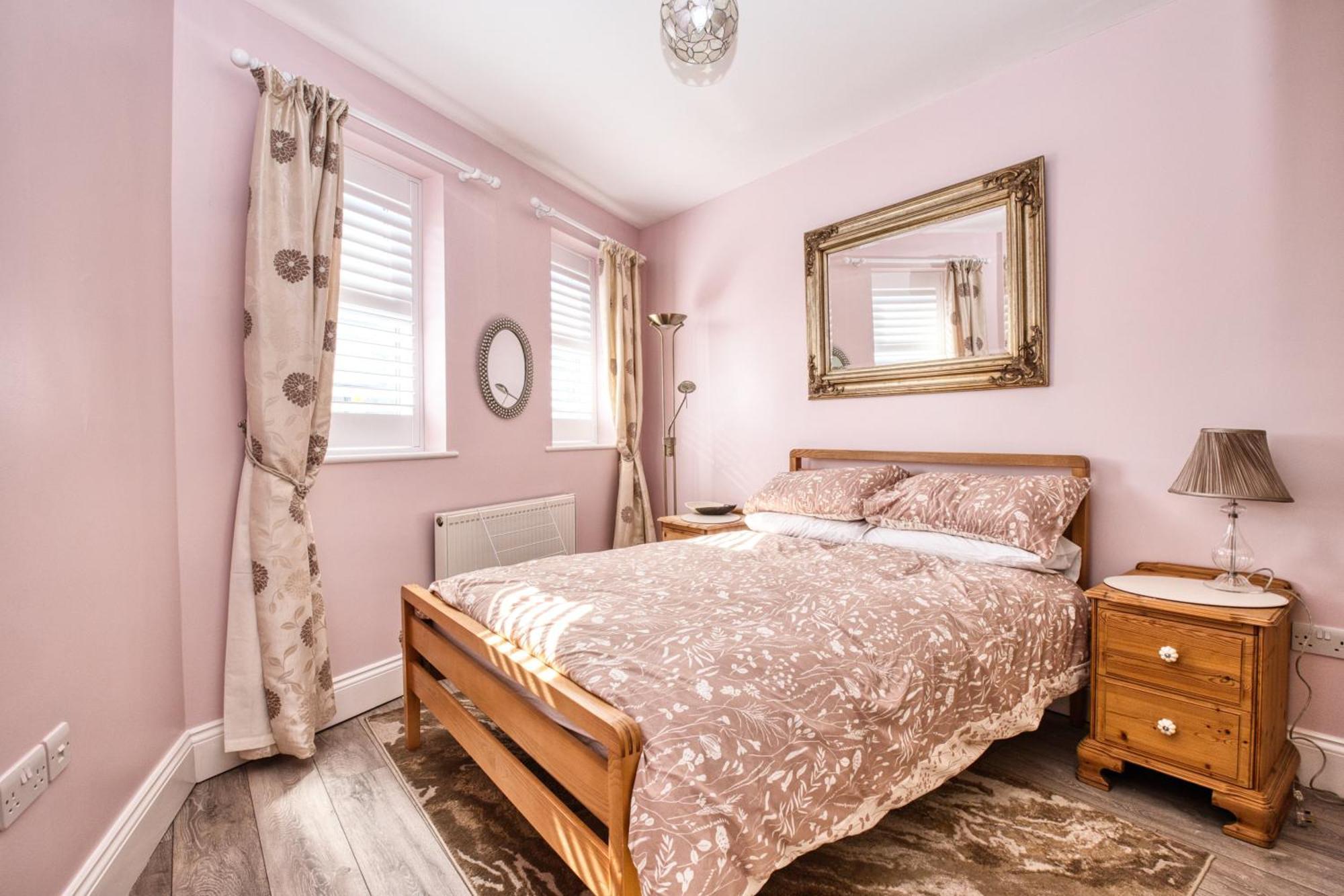 & Dreamland Nearby -pet Friendly & Garden Apartment